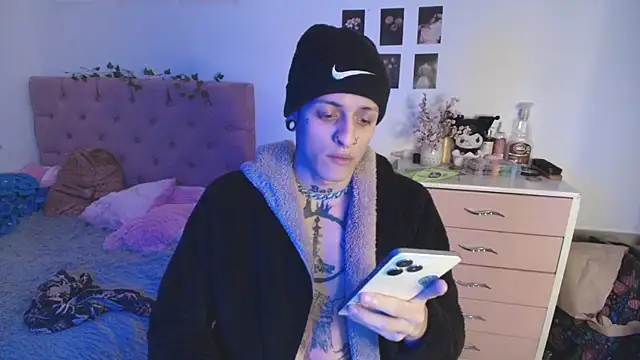 Snapshot of 2cyboy_ chatting on 10/11/25, 09:35 2cyboy online show from 10/11/25, 09:35