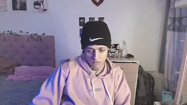 Snapshot of 2cyboy_ chatting on 10/13/25, 07:36 2cyboy online show from 10/13/25, 07:36