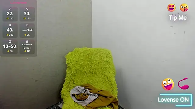 Snapshot of Sanya_Luxx chatting on 12/15/25, 11:03 Sanya Luxx online show from 12/15/25, 11:03