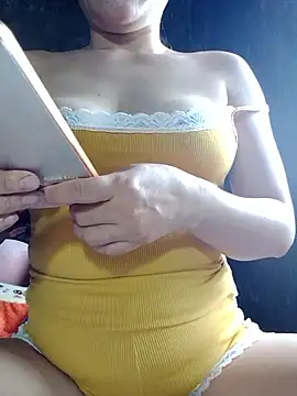 Snapshot of YuchengLy chatting on 10/13/25, 04:01 YuchengLy online show from 10/13/25, 04:01