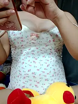 Snapshot of YuchengLy chatting on 10/21/25, 01:45 YuchengLy online show from 10/21/25, 01:45