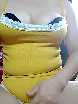 Snapshot of YuchengLy chatting on 10/24/25, 08:33 YuchengLy online show from 10/24/25, 08:33