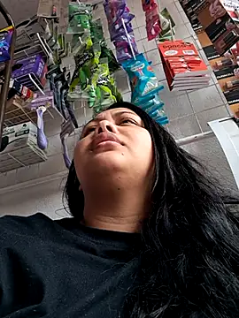 Snapshot of Alessandraa- chatting on 10/01/25, 04:13 Alessandraa- online show from 10/01/25, 04:13