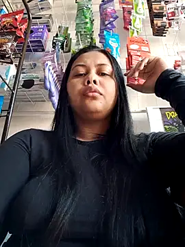 Snapshot of Alessandraa- chatting on 10/23/25, 03:11 Alessandraa- online show from 10/23/25, 03:11