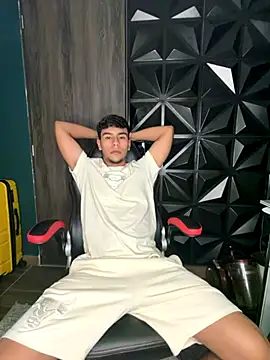 Snapshot of CHR58_ chatting on 10/23/25, 12:43 CHR58  online show from 10/23/25, 12:43