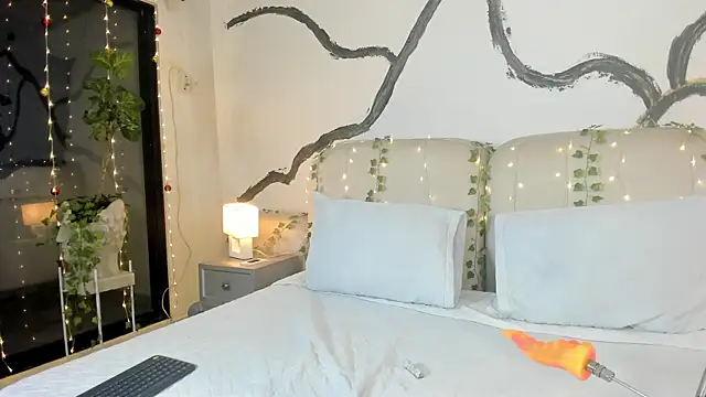 SarahCastro1  online show from 11/21/25, 05:28