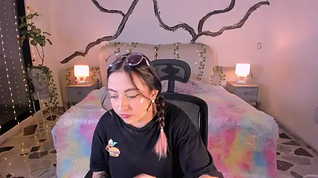 SarahCastro1  online show from 11/25/25, 04:34