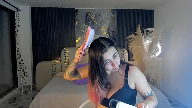 Snapshot of SarahCastro1_ chatting on 12/23/25, 04:21 SarahCastro1 online show from 12/23/25, 04:21