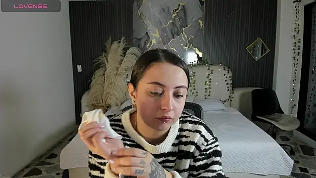 Snapshot of SarahCastro1_ chatting on 01/16/26, 03:10 SarahCastro1 online show from 01/16/26, 03:10