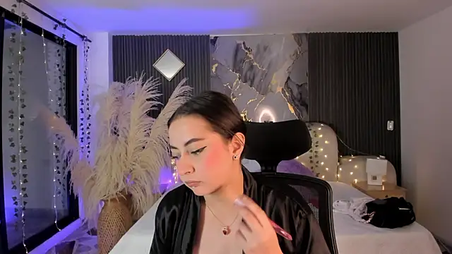 Snapshot of SarahCastro1_ chatting on 02/15/26, 04:53 SarahCastro1 online show from 02/15/26, 04:53