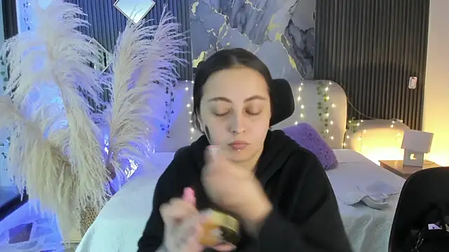 Snapshot of SarahCastro1_ chatting on 02/16/26, 03:57 SarahCastro1 online show from 02/16/26, 03:57