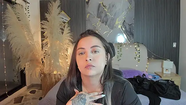 Snapshot of SarahCastro1_ chatting on 02/23/26, 03:48 SarahCastro1 online show from 02/23/26, 03:48