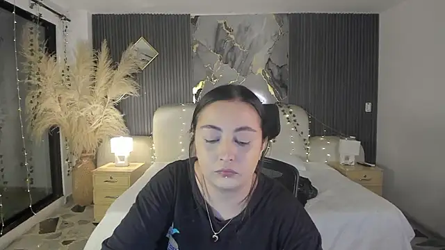 Snapshot of SarahCastro1_ chatting on 03/02/26, 03:52 SarahCastro1 online show from 03/02/26, 03:52