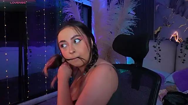 Snapshot of SarahCastro1_ chatting on 03/09/26, 03:21 SarahCastro1 online show from 03/09/26, 03:21
