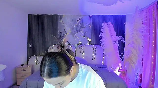 Snapshot of SarahCastro1_ chatting on 04/02/26, 04:21 SarahCastro1 online show from 04/02/26, 04:21