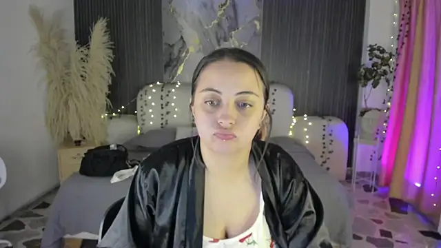 Snapshot of SarahCastro1_ chatting on 04/04/26, 04:11 SarahCastro1 online show from 04/04/26, 04:11