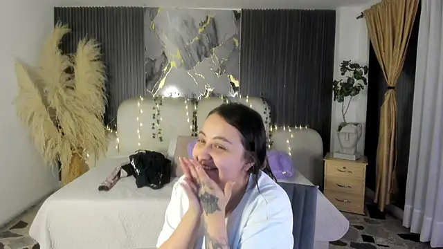 Snapshot of SarahCastro1_ chatting on 04/18/26, 03:54 SarahCastro1 online show from 04/18/26, 03:54