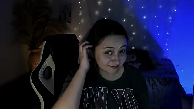 Snapshot of SarahCastro1_ chatting on 05/04/26, 01:45 SarahCastro1 online show from 05/04/26, 01:45