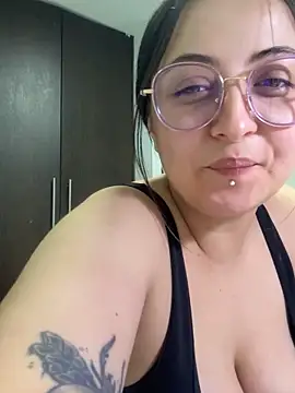 Snapshot of SarahCastro1_ chatting on 05/12/26, 10:40 SarahCastro1 online show from 05/12/26, 10:40