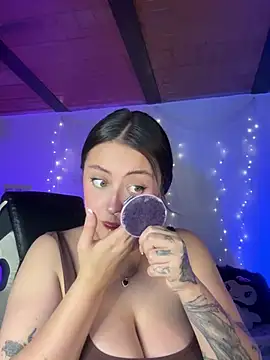 Snapshot of SarahCastro1_ chatting on 05/18/26, 04:07 SarahCastro1 online show from 05/18/26, 04:07