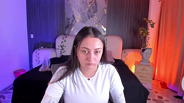 Snapshot of SarahCastro1_ chatting on 06/07/26, 04:05 SarahCastro1 online show from 06/07/26, 04:05