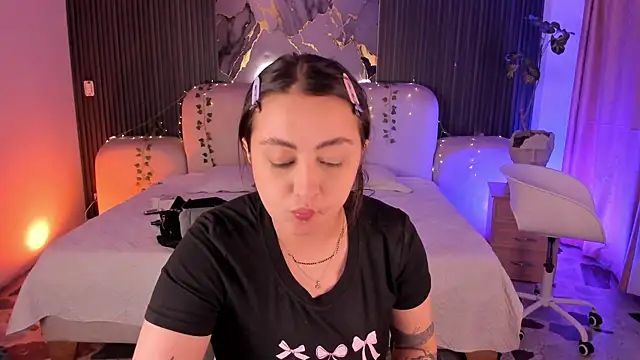 Snapshot of SarahCastro1_ chatting on 06/11/26, 04:54 SarahCastro1 online show from 06/11/26, 04:54