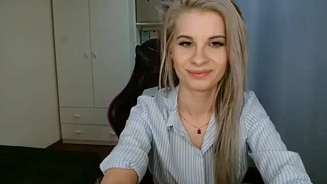 Snapshot of KristineGlow chatting on 05/27/26, 06:27 KristineGlow online show from 05/27/26, 06:27
