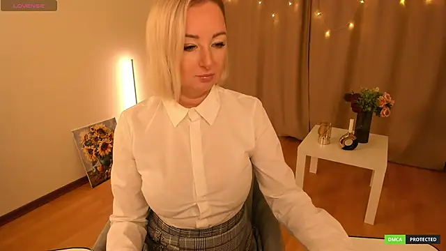 Snapshot of sexmom8 chatting on 11/29/25, 10:51 sexmom8 online show from 11/29/25, 10:51