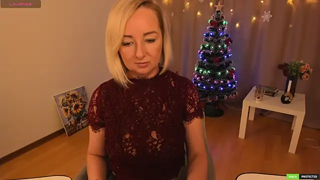 Snapshot of sexmom8 chatting on 12/19/25, 10:22 sexmom8 online show from 12/19/25, 10:22