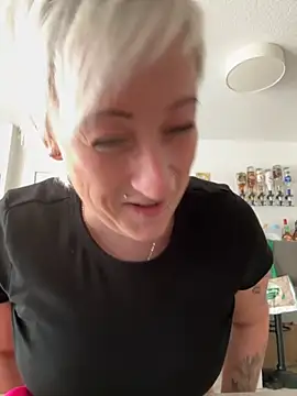 Snapshot of Rozendefotz chatting on 09/17/25, 02:08 Rozendefotz online show from 09/17/25, 02:08