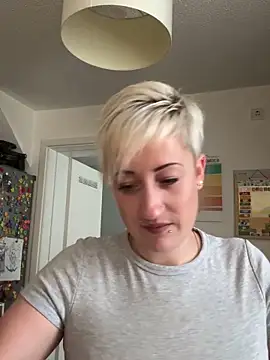 Snapshot of Rozendefotz chatting on 09/18/25, 06:04 Rozendefotz online show from 09/18/25, 06:04