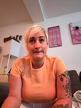 Snapshot of Rozendefotz chatting on 09/21/25, 04:19 Rozendefotz online show from 09/21/25, 04:19