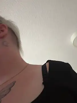 Snapshot of Rozendefotz chatting on 09/23/25, 06:27 Rozendefotz online show from 09/23/25, 06:27