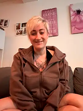 Snapshot of Rozendefotz chatting on 09/30/25, 04:45 Rozendefotz online show from 09/30/25, 04:45