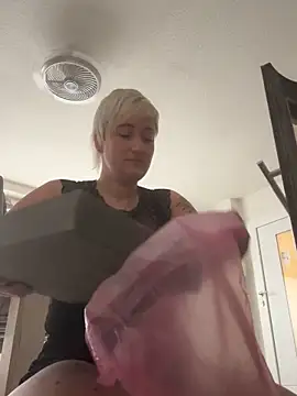 Snapshot of Rozendefotz chatting on 10/07/25, 07:38 Rozendefotz online show from 10/07/25, 07:38