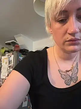 Snapshot of Rozendefotz chatting on 10/13/25, 06:35 Rozendefotz online show from 10/13/25, 06:35