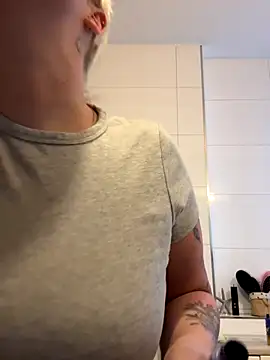 Snapshot of Rozendefotz chatting on 10/15/25, 06:02 Rozendefotz online show from 10/15/25, 06:02