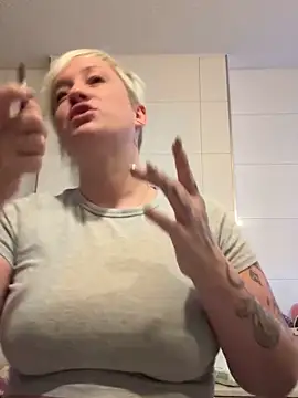 Snapshot of Rozendefotz chatting on 10/20/25, 06:14 Rozendefotz online show from 10/20/25, 06:14