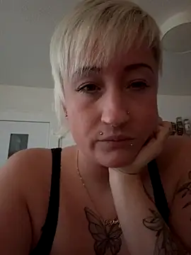 Snapshot of Rozendefotz chatting on 10/23/25, 06:13 Rozendefotz online show from 10/23/25, 06:13