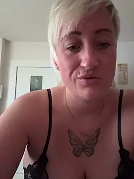 Snapshot of Rozendefotz chatting on 10/26/25, 02:34 Rozendefotz online show from 10/26/25, 02:34