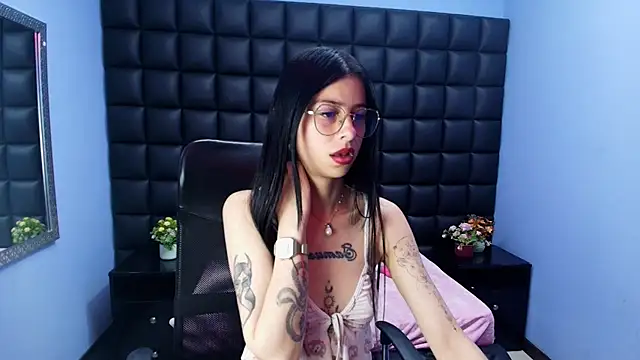 Snapshot of Dulce_Miaa_ chatting on 11/29/25, 04:32 Dulce Miaa online show from 11/29/25, 04:32