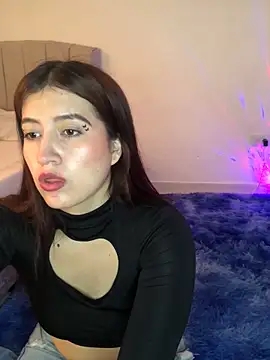 Snapshot of BrunnetAri_ chatting on 10/10/25, 03:22 BrunnetAri  online show from 10/10/25, 03:22