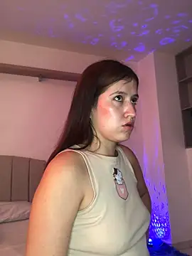 Snapshot of BrunnetAri_ chatting on 10/11/25, 02:37 BrunnetAri  online show from 10/11/25, 02:37