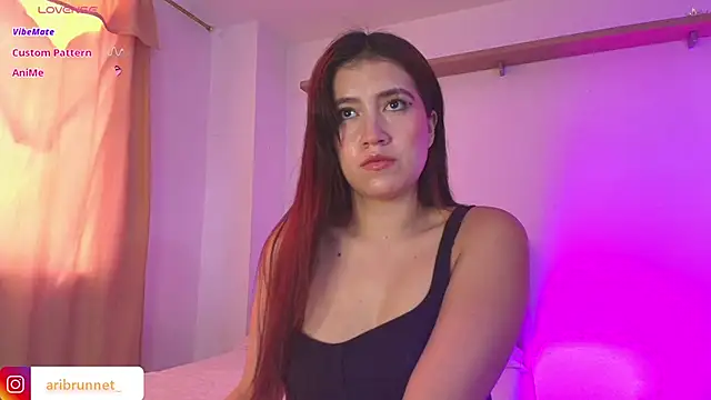 Snapshot of BrunnetAri_ chatting on 10/20/25, 03:23 BrunnetAri  online show from 10/20/25, 03:23