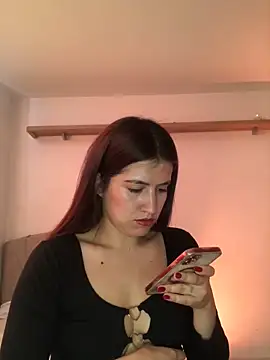 Snapshot of BrunnetAri_ chatting on 10/31/25, 03:02 BrunnetAri online show from 10/31/25, 03:02