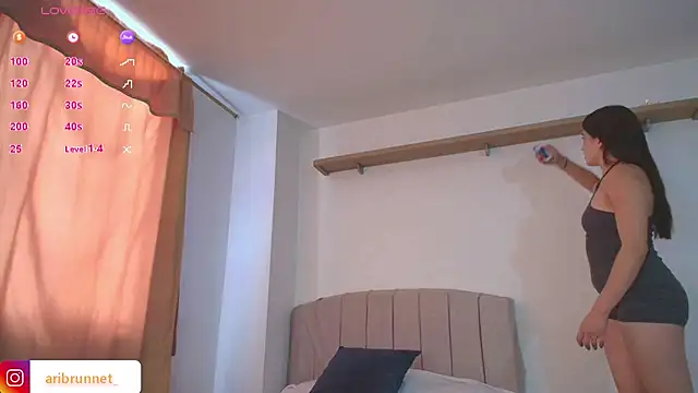 Snapshot of BrunnetAri_ chatting on 11/01/25, 06:21 BrunnetAri online show from 11/01/25, 06:21