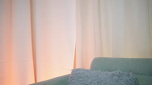 KendalDubai online show from 11/11/25, 08:42