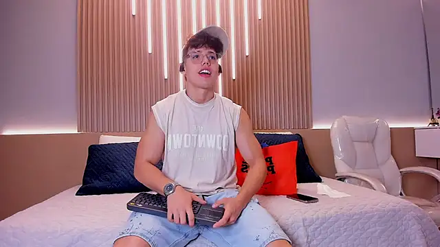 Snapshot of Jhoumod_21 chatting on 10/09/25, 10:35 Jhoumod 21 online show from 10/09/25, 10:35