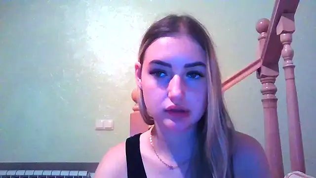 Snapshot of RobinThompson chatting on 09/17/25, 05:03 RobinThompson online show from 09/17/25, 05:03