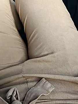 Snapshot of Horny_mummy chatting on 11/04/25, 01:21 Horny mummy online show from 11/04/25, 01:21